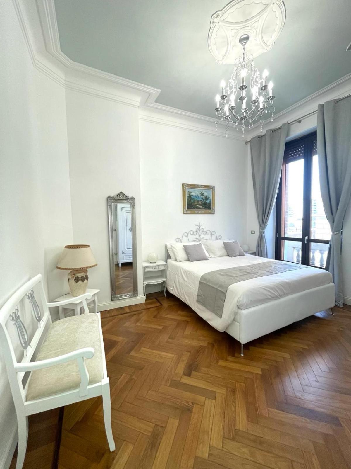 Zimmer mit Kingsize-Bett und Balkon